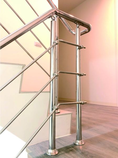 Primary color finish of stainless steel rail shuttle stair railing base
